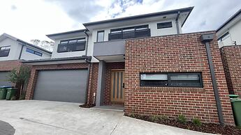 StayAU Modern 4BR Townhouse Bayswater