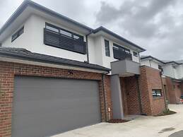 StayAU Modern 4BR Townhouse Bayswater