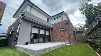 StayAU Modern 4BR Townhouse Bayswater