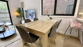 StayAU Modern 4BR Townhouse Bayswater
