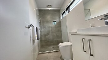 StayAU Modern 4BR Townhouse Bayswater