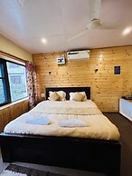 The Iceland Hotel Srinagar