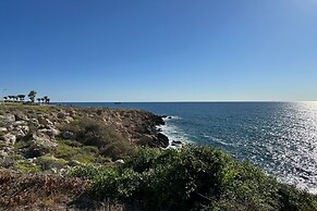 Phaedrus Living: Azure Serenity Villa