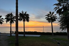 Phaedrus Living: Azure Serenity Villa