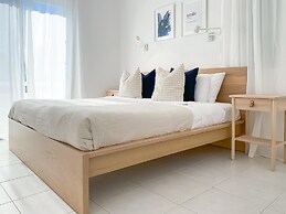 Phaedrus Living: Azure Serenity Villa