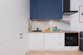 Kasprzaka Modern Apartment by Renters