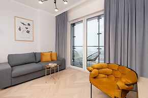 Kasprzaka Modern Apartment by Renters