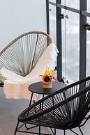 Kasprzaka Modern Apartment by Renters