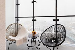 Kasprzaka Modern Apartment by Renters