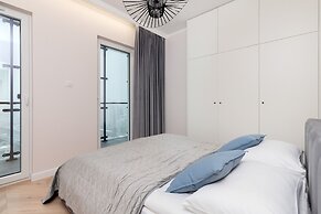 Kasprzaka Modern Apartment by Renters