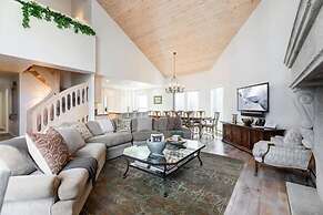 Northwood's Juniper 311 6 Bedroom Condo by RedAwning