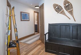 Highlands Westview 300 3 Bedroom Condo by RedAwning