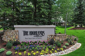 Highlands Westview 300 3 Bedroom Condo by RedAwning