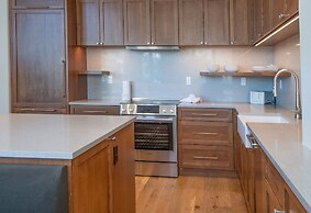 Highlands Westview 300 3 Bedroom Condo by RedAwning