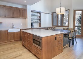 Highlands Westview 300 3 Bedroom Condo by RedAwning