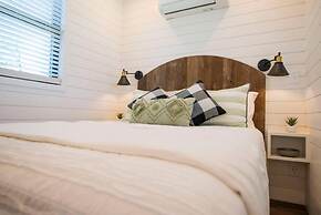 Pecan Grove Container Tiny Home Country Setting 12 min to Baylor Magno
