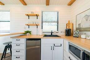 Pecan Grove Container Tiny Home Country Setting 12 min to Baylor Magno