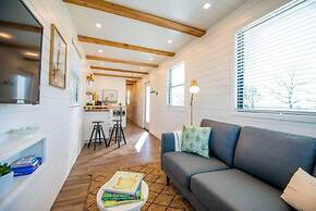 Pecan Grove Container Tiny Home Country Setting 12 min to Baylor Magno