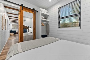 Pecan Grove Container Tiny Home Country Setting 12 min to Baylor Magno
