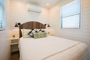 Pecan Grove Container Tiny Home Country Setting 12 min to Baylor Magno