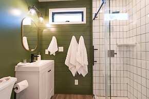 Pecan Grove Container Tiny Home Country Setting 12 min to Baylor Magno