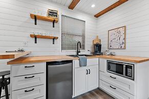 Pecan Grove Container Tiny Home Country Setting 12 min to Baylor Magno