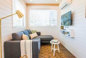 Pecan Grove Container Tiny Home Country Setting 12 min to Baylor Magno