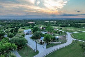 Pecan Grove Container Tiny Home Country Setting 12 min to Baylor Magno