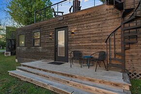 Pecan Grove Container Tiny Home Country Setting 12 min to Baylor Magno