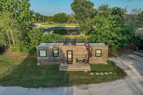Pecan Grove Container Tiny Home Country Setting 12 min to Baylor Magno