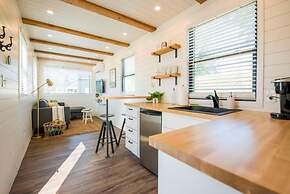 Pecan Grove Container Tiny Home Country Setting 12 min to Baylor Magno