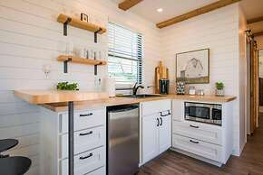Pecan Grove Container Tiny Home Country Setting 12 min to Baylor Magno