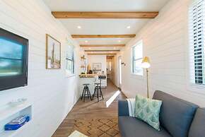 Pecan Grove Container Tiny Home Country Setting 12 min to Baylor Magno
