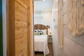 Pecan Grove Container Tiny Home Country Setting 12 min to Baylor Magno