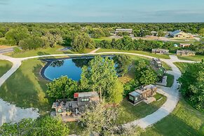 Pecan Grove Container Tiny Home Country Setting 12 min to Baylor Magno