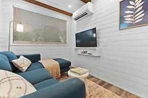 Pecan Grove Container Tiny Home Country Setting 12 min to Baylor Magno