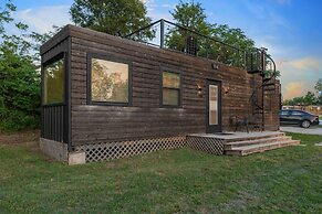 Pecan Grove Container Tiny Home Country Setting 12 min to Baylor Magno