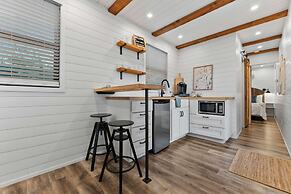 Pecan Grove Container Tiny Home Country Setting 12 min to Baylor Magno
