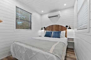 Pecan Grove Container Tiny Home Country Setting 12 min to Baylor Magno