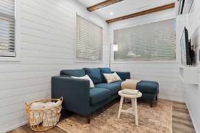 Pecan Grove Container Tiny Home Country Setting 12 min to Baylor Magno