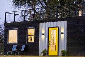 The Zephyr Tiny Container Home 12 min to Downtown Waco