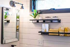 The Zephyr Tiny Container Home 12 min to Downtown Waco