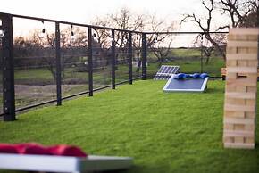 The Zephyr Tiny Container Home 12 min to Downtown Waco