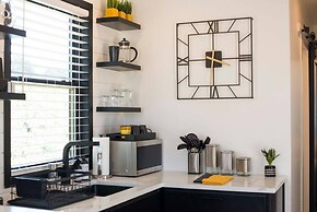 The Zephyr Tiny Container Home 12 min to Downtown Waco