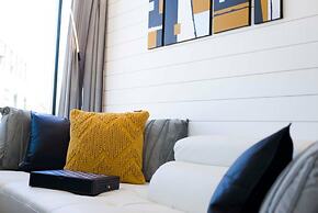 The Zephyr Tiny Container Home 12 min to Downtown Waco