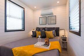 The Zephyr Tiny Container Home 12 min to Downtown Waco