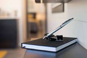 The Zephyr Tiny Container Home 12 min to Downtown Waco