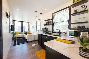 The Zephyr Tiny Container Home 12 min to Downtown Waco