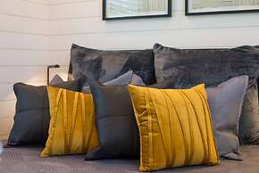 The Zephyr Tiny Container Home 12 min to Downtown Waco