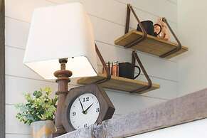 The Strazza House Tiny Container Home 12 min to Magnolia Silos Baylor 